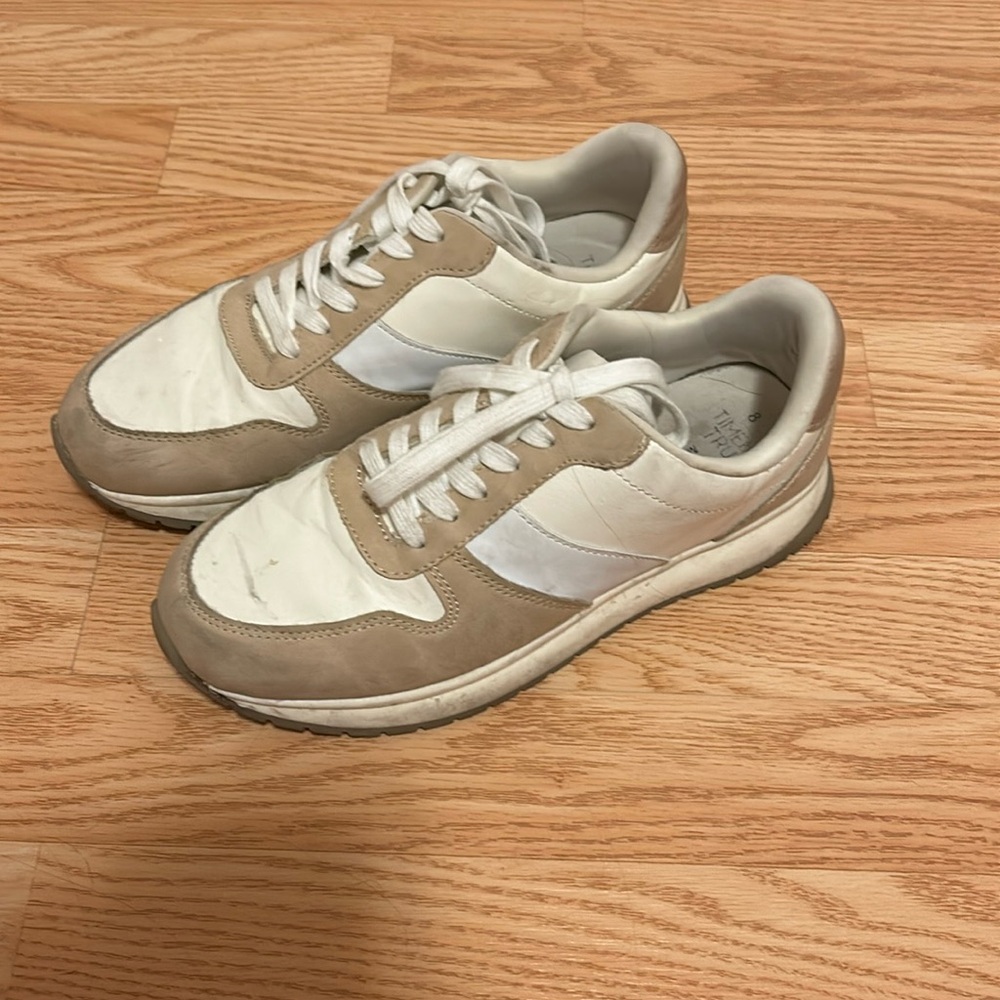 Tennis shoes